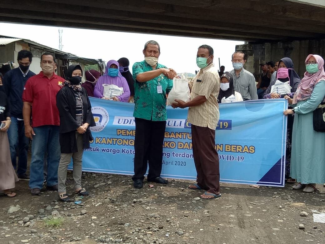 FAKULTAS KESEHATAN UDINUS BERIKAN BANTUAN KEPADA WARGA TAMBAKREJO