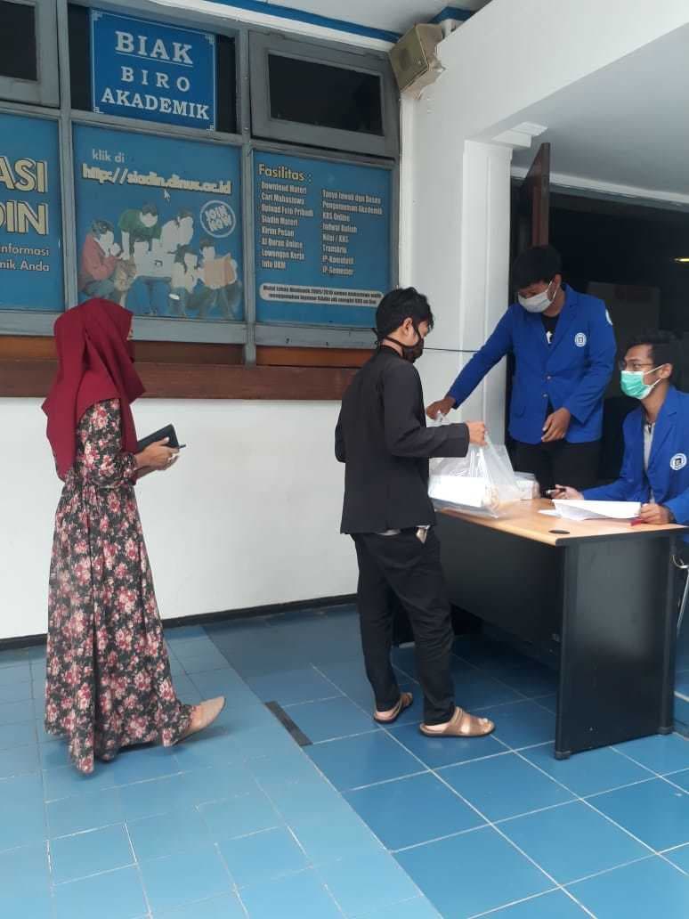 UDINUS BAGIKAN TAKJIL GRATIS KEPADA MAHASISWA TERDAMPAK COVID-19