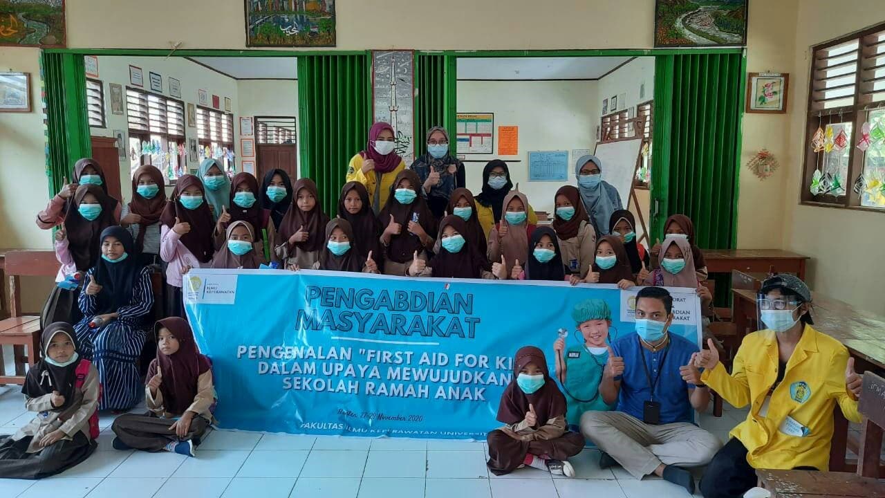 FIK UI Sumbang First Aid Bag dan Latih Siswa SD Banyu Biru, Pandeglang, Tangani Luka dan Memar