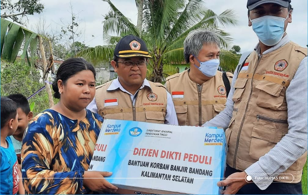Peduli Bencana Banjir Kalsel, Ditjen Dikti Salurkan Puluhan Koli Bantuan