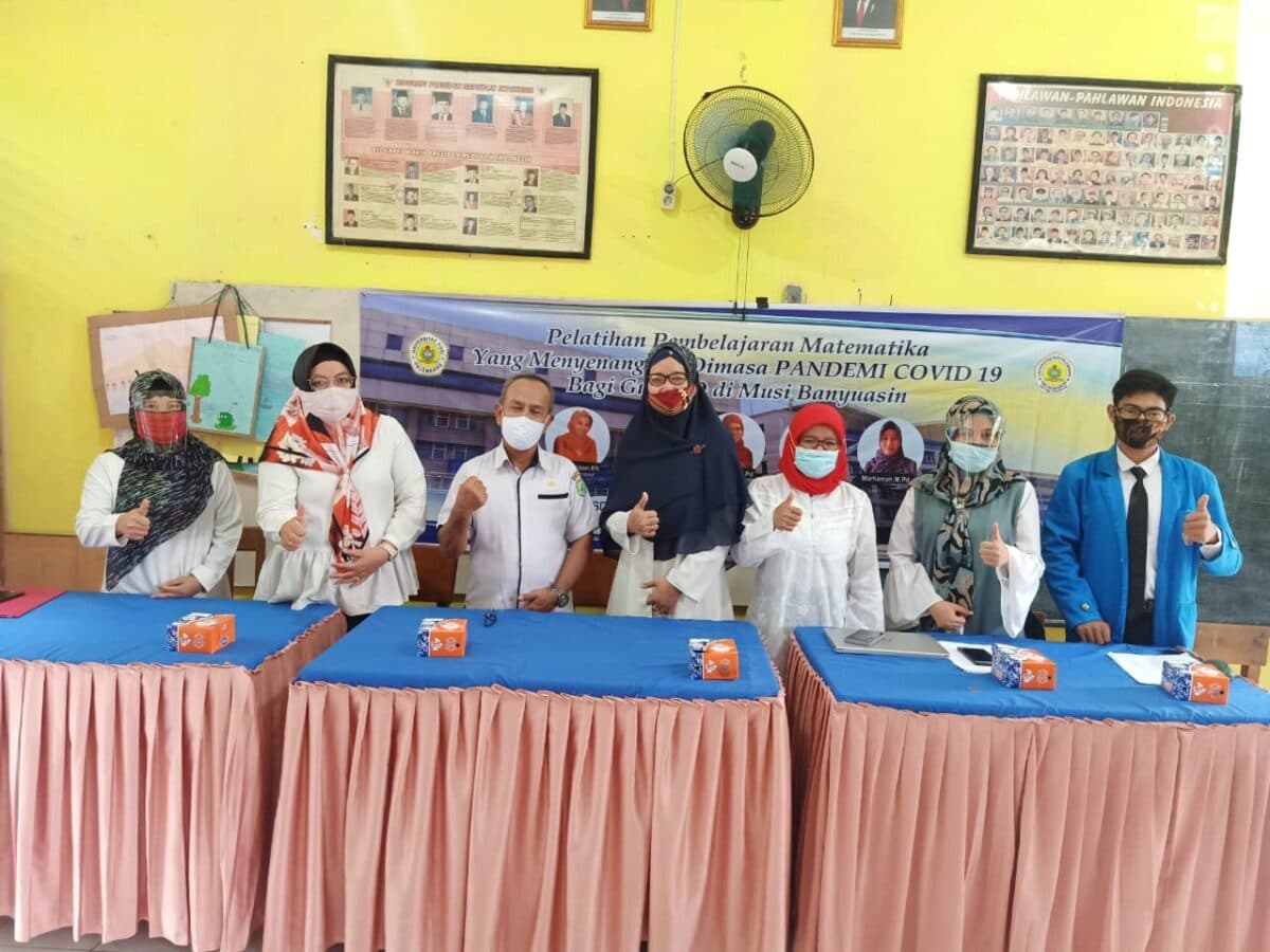 Tim PkM dosen Prodi Pendidikan Matematika FKIP Universitas PGRI Palembang berfoto bersama dengan Kepala SD Negeri 3 Gajah Mati, M Hardi Nasution, SPd.