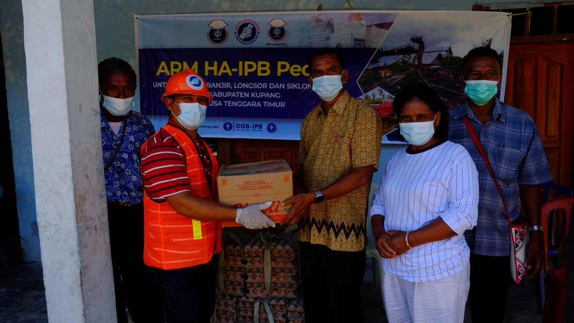 ARM Himpunan Alumni IPB University Salurkan 0.72 Ton Bantuan ke Tuapukan dan Babau, Kupang NTT
