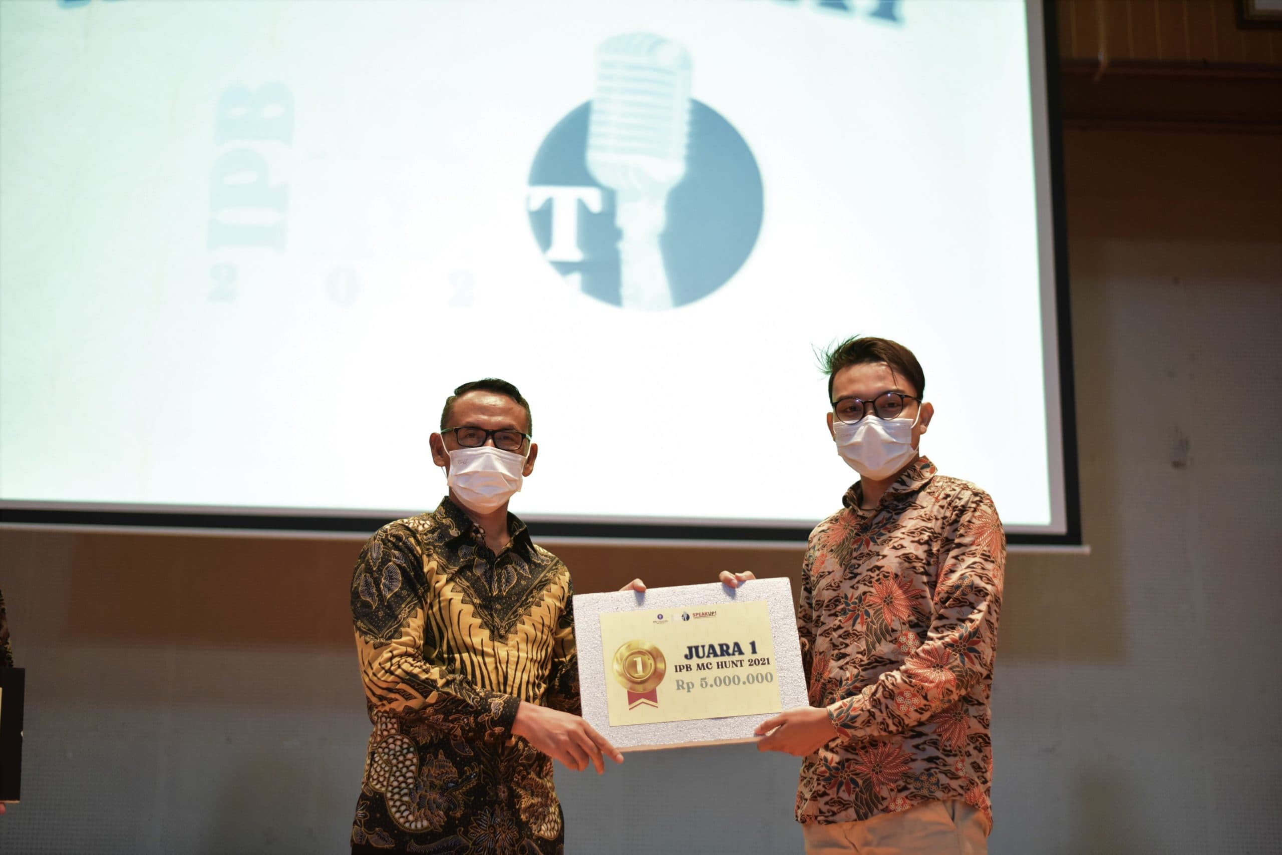 IPB University Berikan Penghargaan kepada Pemenang MC Hunt Audition