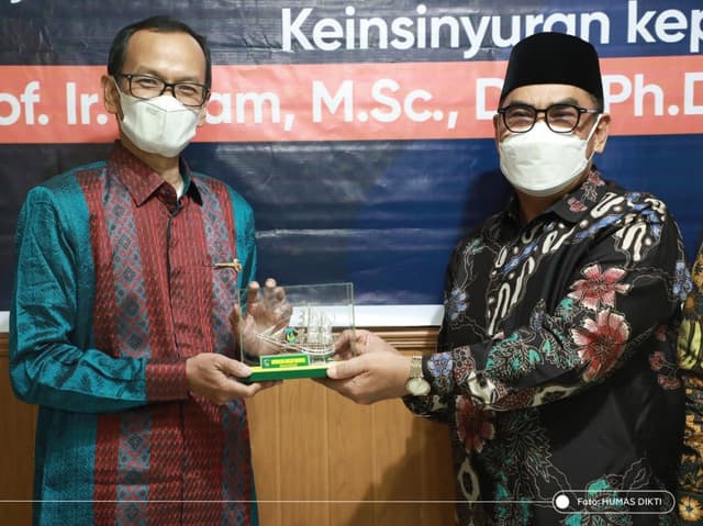 Silaturahmi Direktur Jenderal Pendidikan Tinggi Kemendikbud dengan Pimpinan UMI serta Penyerahan Pin Emas Penghargaan Pengabdian Keinsinyuran Rabu (7/4).