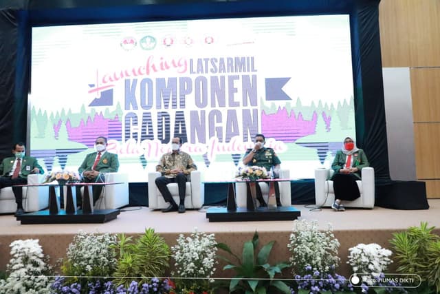Tangkapan Lensa - Launching Latsarmil Komponen Cadangan Bela Negara di UNP Veteran Jawa Timur, (23/4).