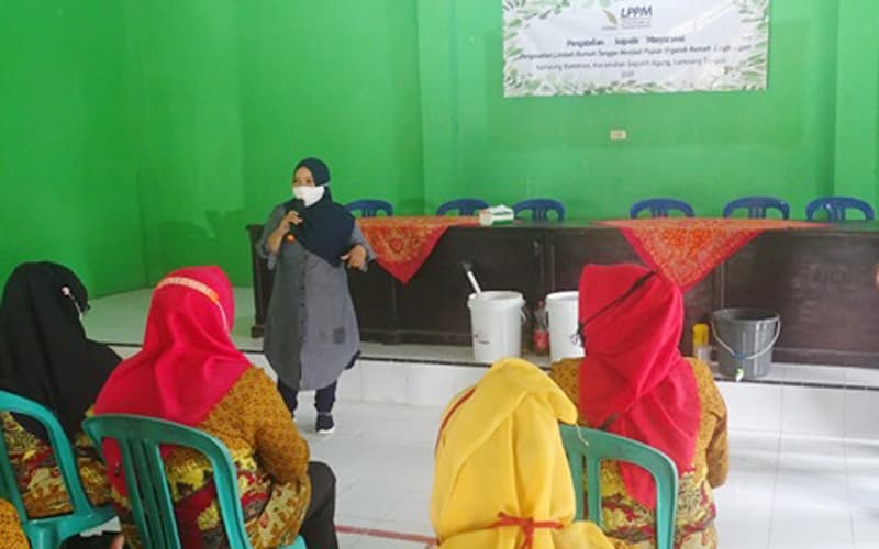 Dosen ITERA Latih Warga Olah Limbah Rumah Tangga Jadi Pupuk Organik