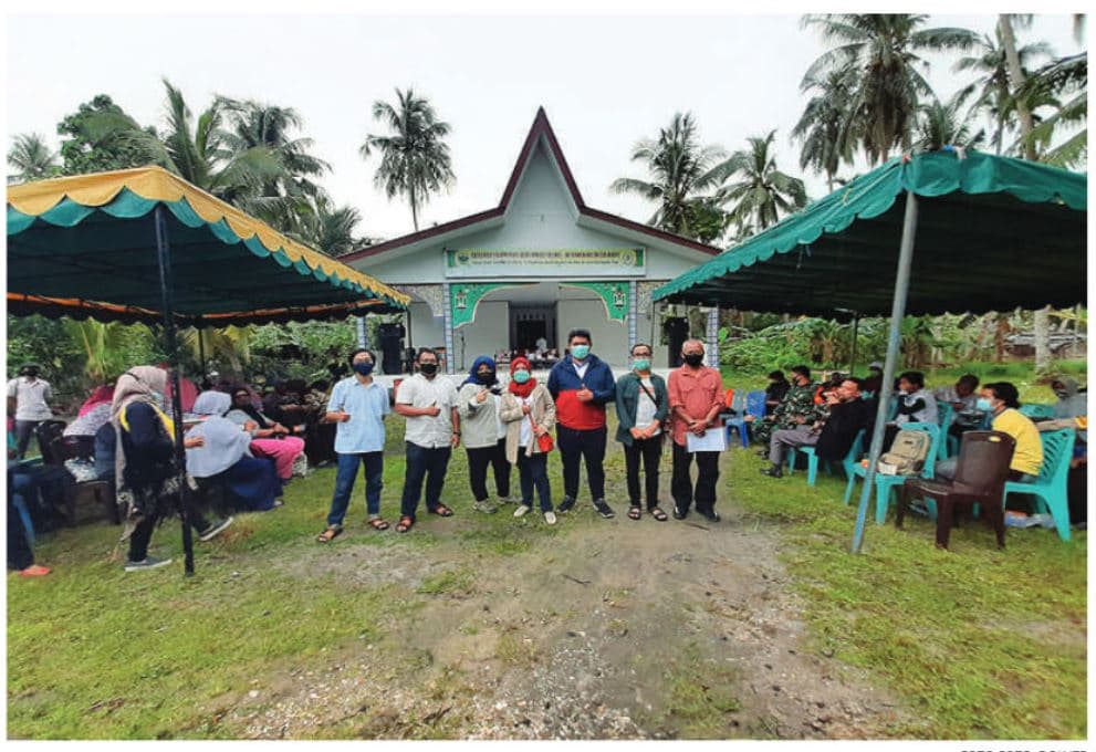 Tim ITB Melakukan Sosialisasi Mengenai Batok Kelapa sebagai Energi Alternatif dan Pengawet Alami bagi Desa Kote