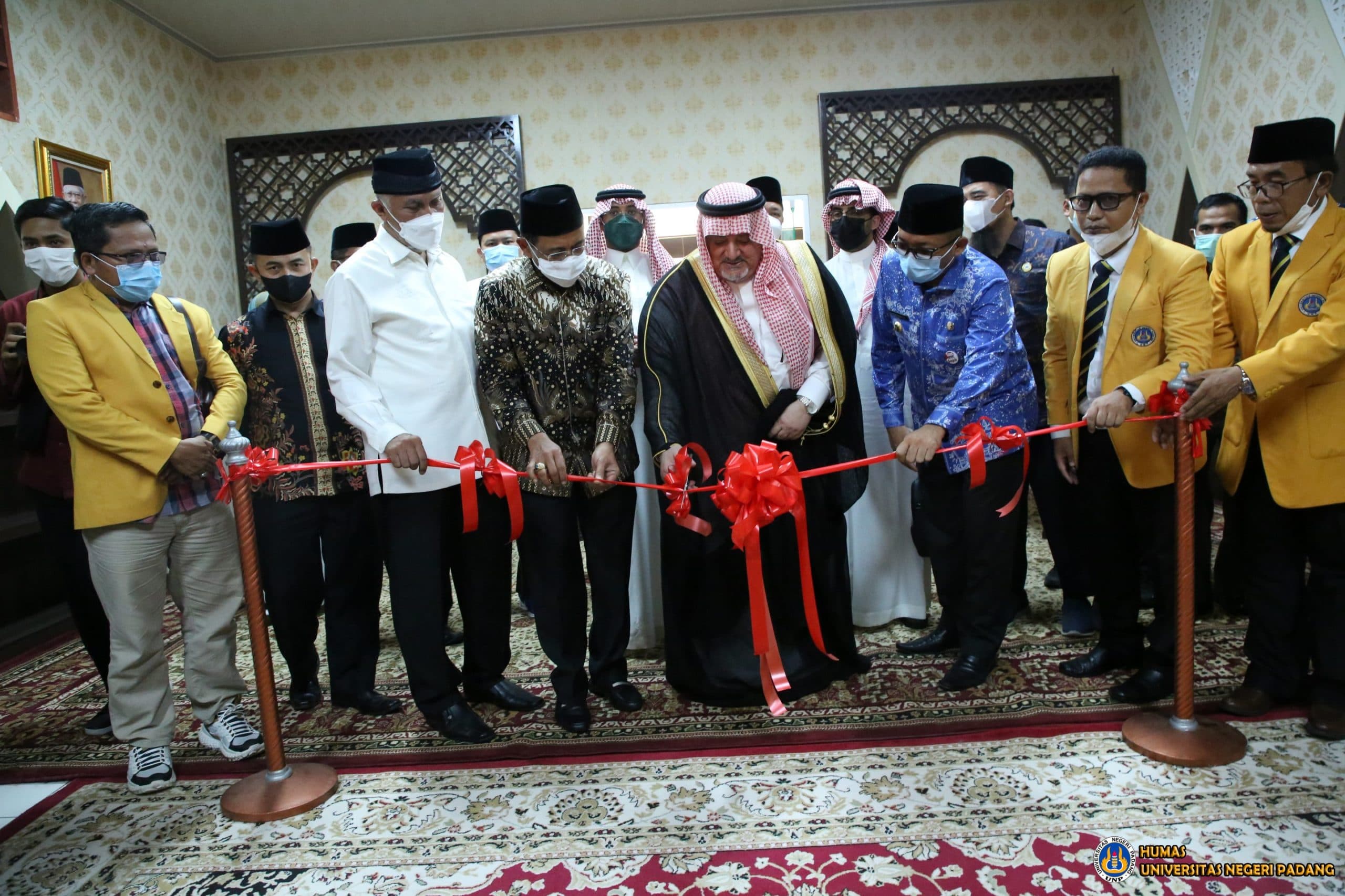 Duta Besar Kerajaan Arab Saudi Syekh Esam Bin Ahmed Abed Al-Thagafi Resmikan Saudi Corner Universitas Negeri Padang