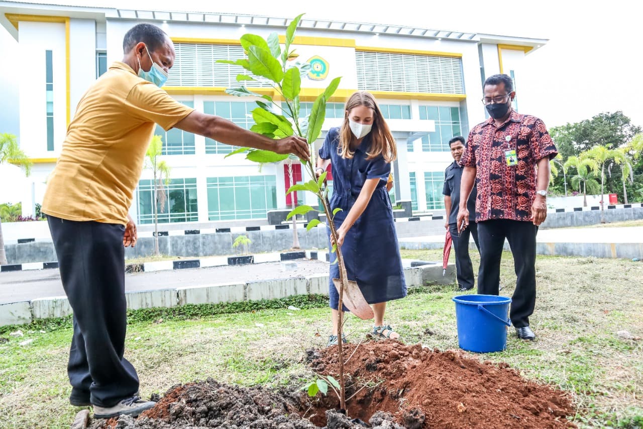 Usai Ikuti Program SST di Undana, 2 Mahasiswa Goshen College Amerika Pamit