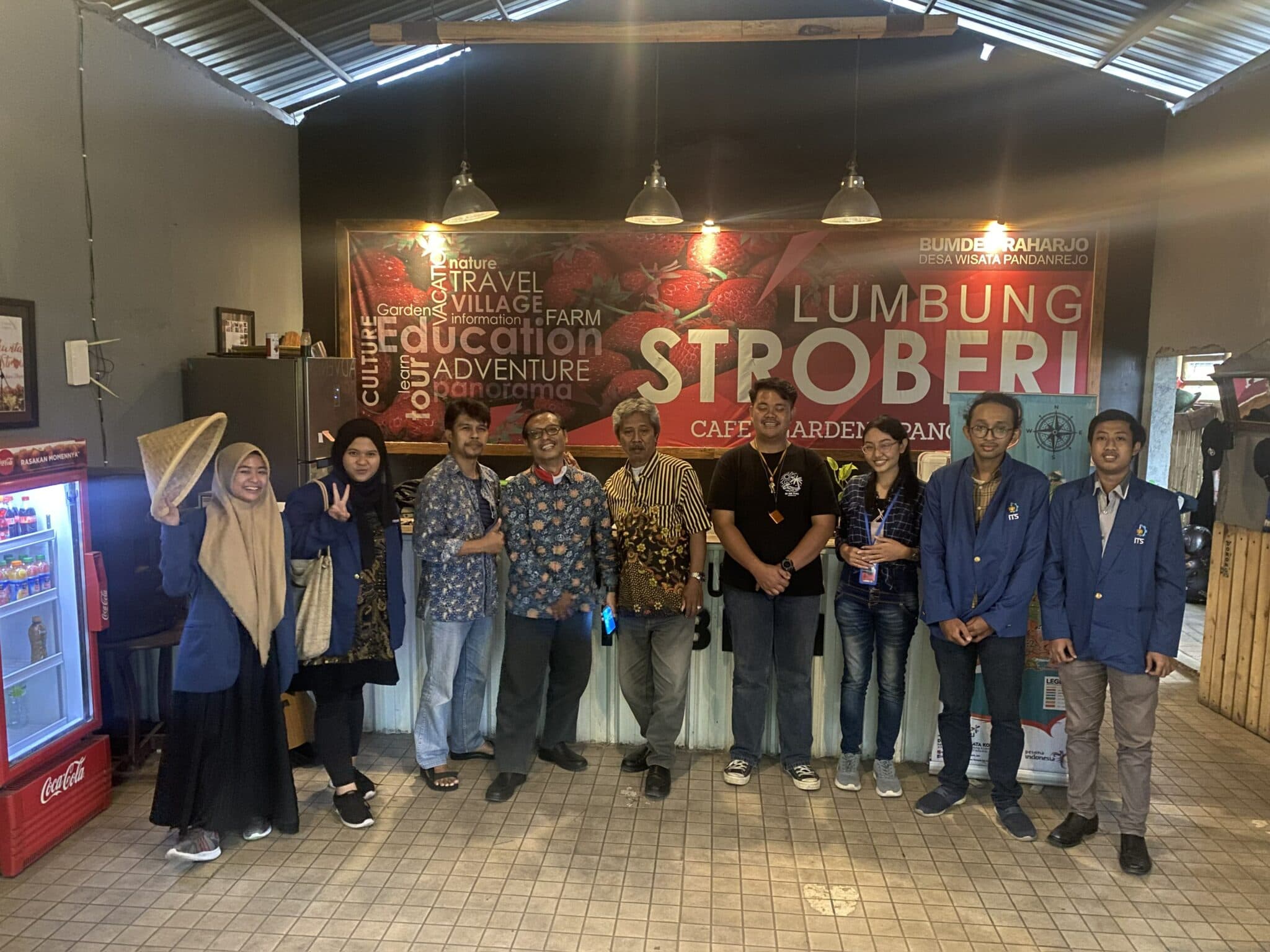 Bantu Petani Stroberi, KKN ITS Rancang Smart Greenhouse