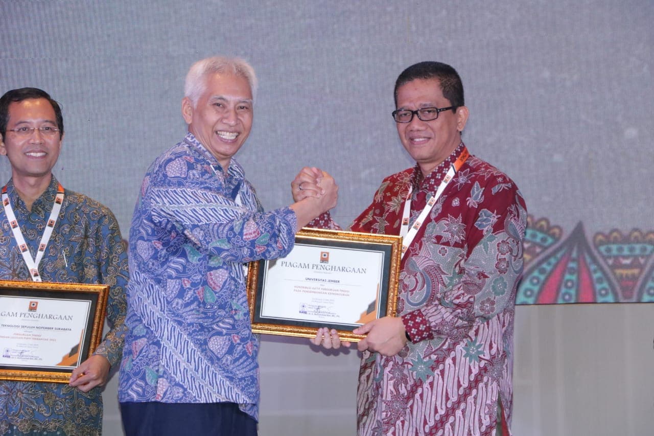 Universitas Jember Terima Penghargaan Dari Persatuan Insinyur Indonesia Jawa Timur