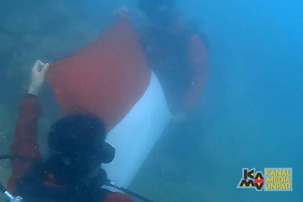 Mahasiswa FPIK Unpad Kibarkan Bendera RI di Bawah Laut