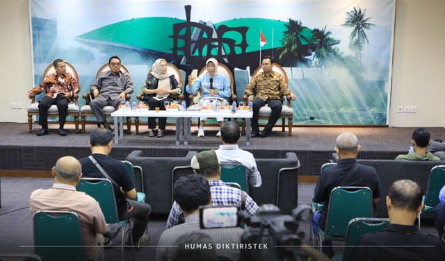 Tangkapan Lensa-kegiatan Dialektika Demokrasi dengan tema Merdeka Belajar! Membedah Permendikbudristek No. 53 tahun 2023 di DPR RI. (12/9).