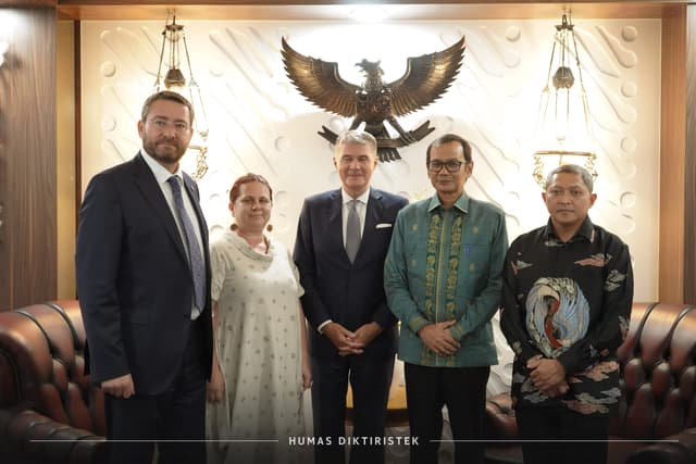 Tangkapan Lensa-Kegiatan Dirjen Diktiristek menerima Kunjungan Dubes Kroasia dan Delegasi Zagreb University, (20/10).