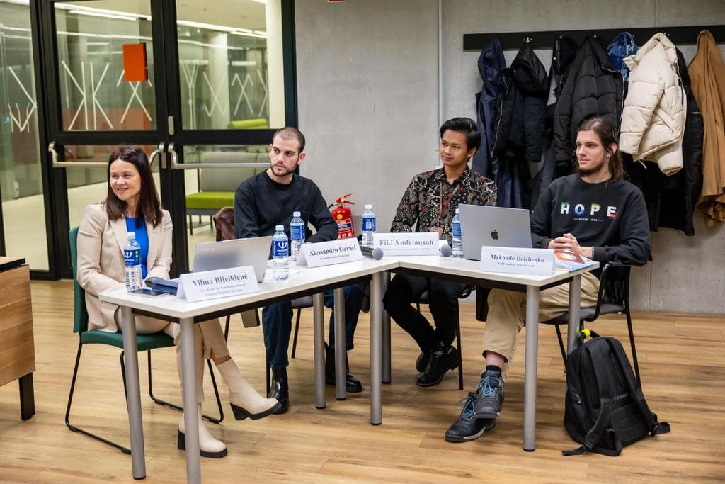 Beragam Cara Peserta IISMA Kenalkan Budaya Indonesia, Kenakan Pakaian Adat Hingga Berbicara di Forum Kepemudaan