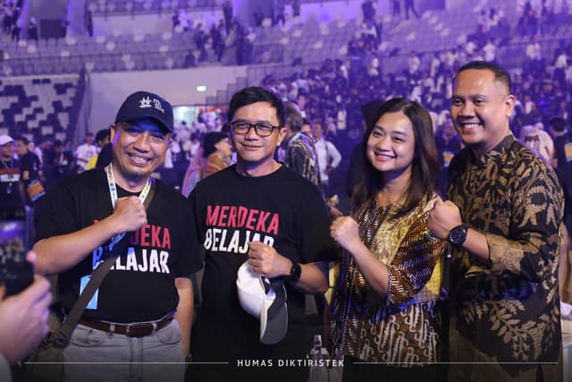 Tangkapan Lensa-Puncak Acara Hardiknas di GBK (03/5).