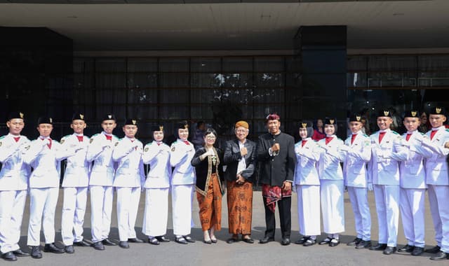 Menteri dan Wakil Menteri Pendidikan Tinggi, Sains, dan Teknologi mengikuti upacara peringatan Hari Sumpah Pemuda ke-96 di Halaman Kemendikbudristek, Senayan, Jakarta