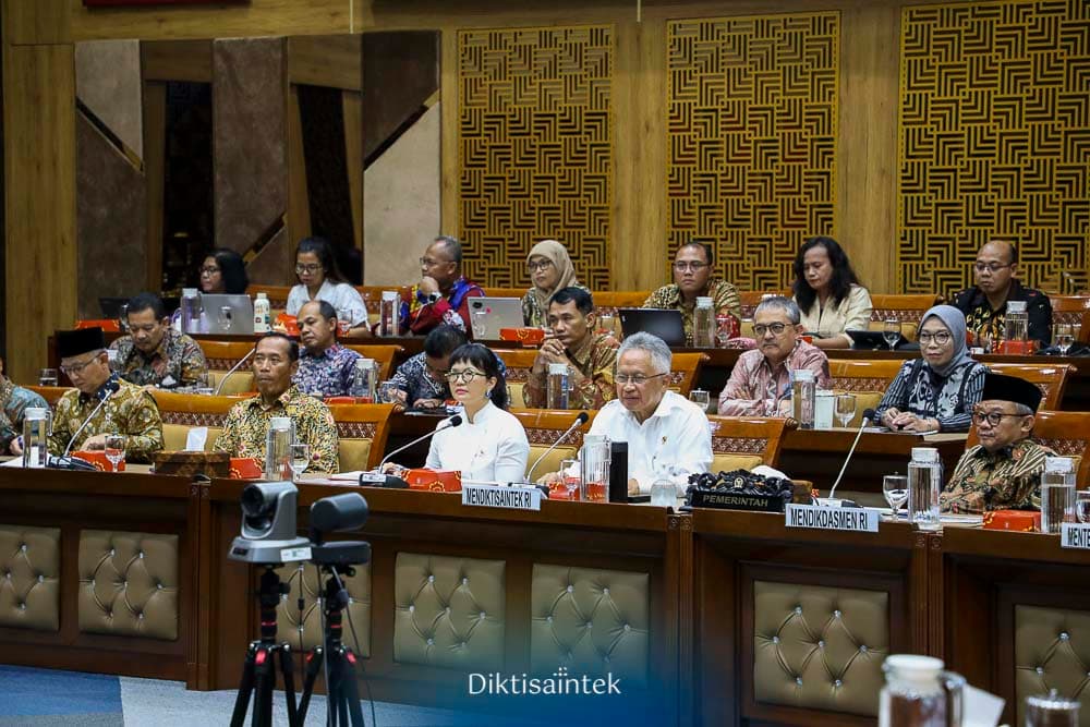 Raker Perdana Komisi X DPR RI dengan Mendiktisaintek RI