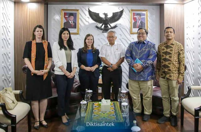 Audiensi Mendiktisaintek dengan Dubes Hungary