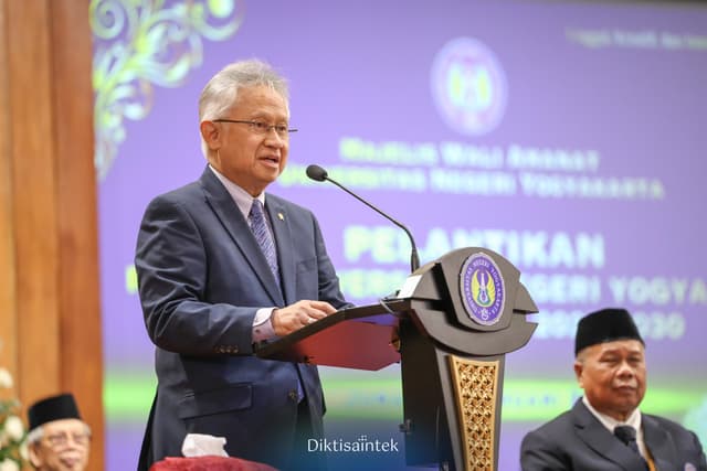 Mendiktisaintek Hadiri Pelantikan Rektor Universitas Negeri Yogyakarta (UNY) Periode 2025-2030