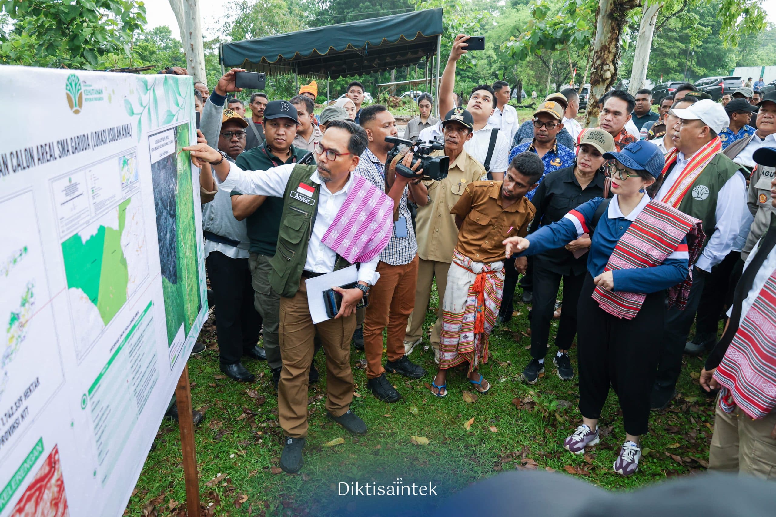 Wamendiktisaintek Bersama Menteri Kehutanan Meninjau Calon Lokasi Pembangunan SMA Unggul Garuda