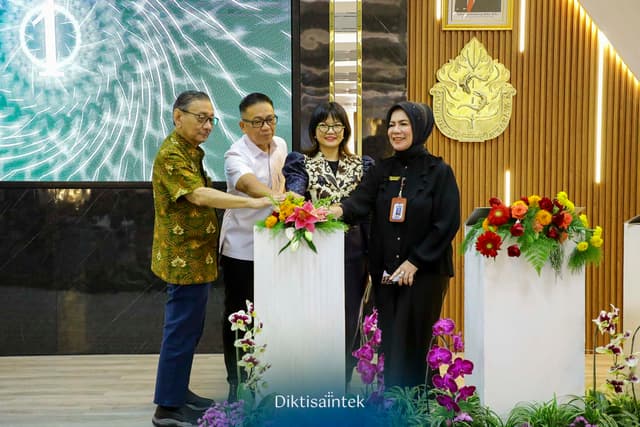 Wamendiktisaintek berkunjung di Universitas. Surabaya