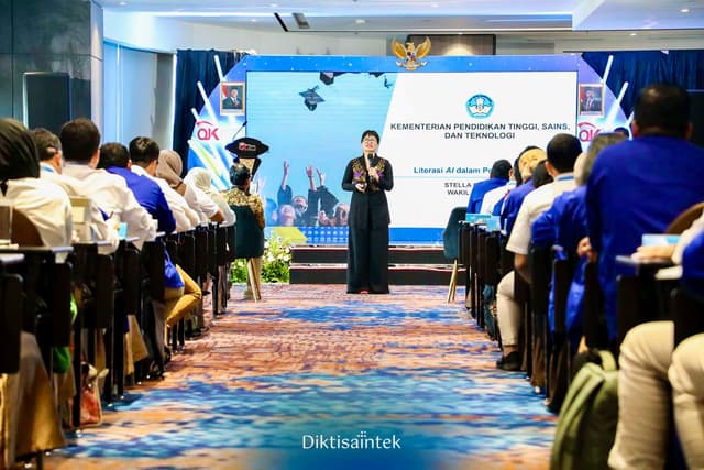 Wamendiktisaintek Stella Christie menjadi Pembicara pada acara OJK