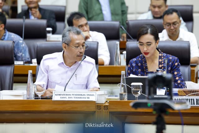Sekjen Kemdiktisaintek Raker dengan Komisi VII DPR RI