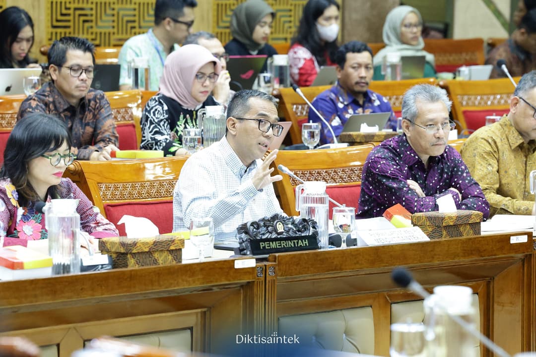 Rapat Kerja Mendiktisaintek dengan Komis X DPR RI