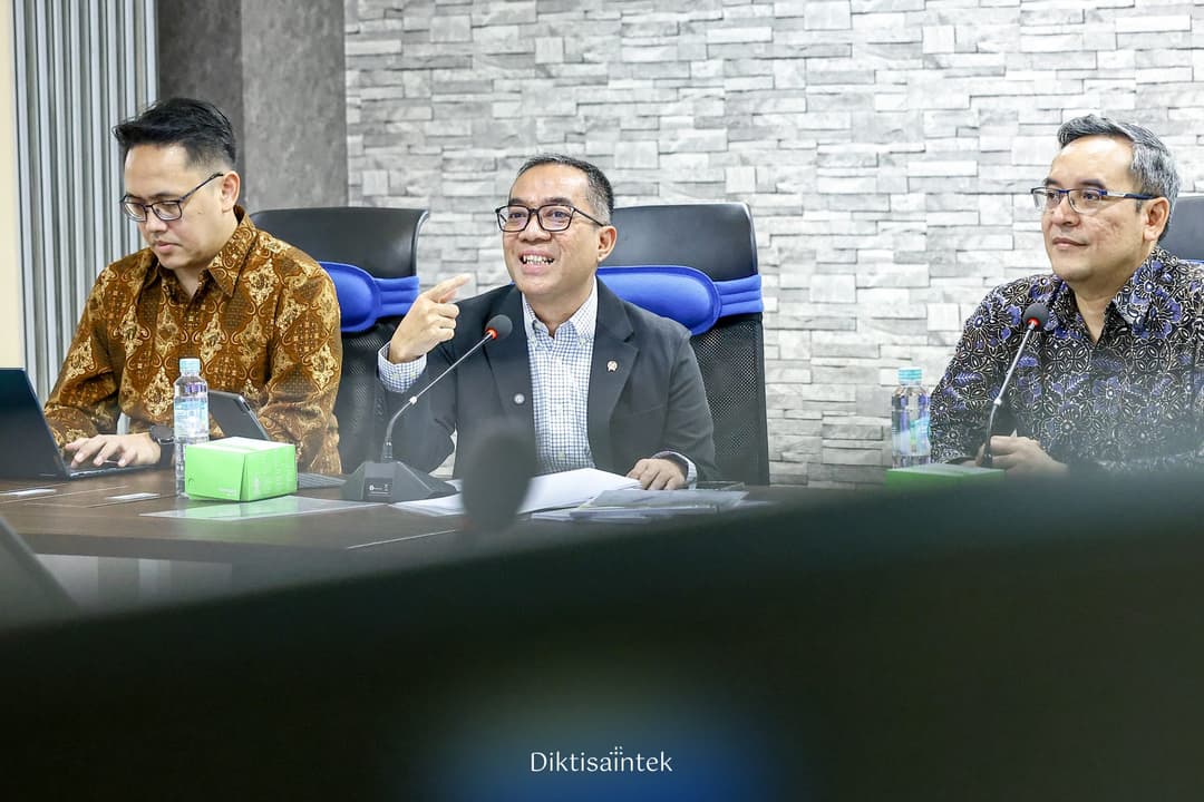 Mendiktisaintek memberi sambutan pada World Class University WCU