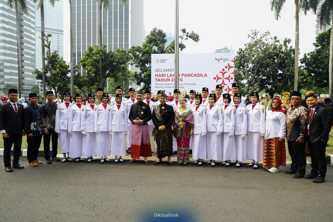 Wamendiktisaintek mengikuti Upacara Hari Lahir Pancasila Tahun 2025 (Memperkokoh Ideologi Pancasila Menuju Indonesia Raya)