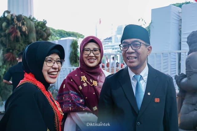 Mendiktisaintek dan Wamendiktisaintek Mengikuti Upacara Penurunan Bendera di Istana, Jakarta.
