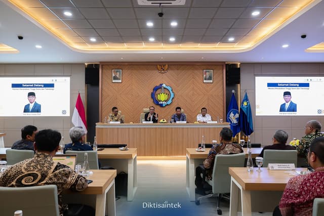 Mendiktisaintek Menghadiri Acara Forum Wakil Rektor Bidang Kerja Sama Perguruan Tinggi Negeri (PTN) Institut Seni Indonesia (ISI) se-Indonesia yang diselenggarakan di Institut Teknologi Sepuluh Nopember
