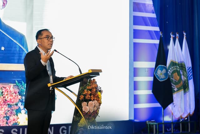 Mendiktisaintek Menghadiri Acara Penguatan Tata Kelola PTS se-Jawa Timur di Universitas Sunan Gresik