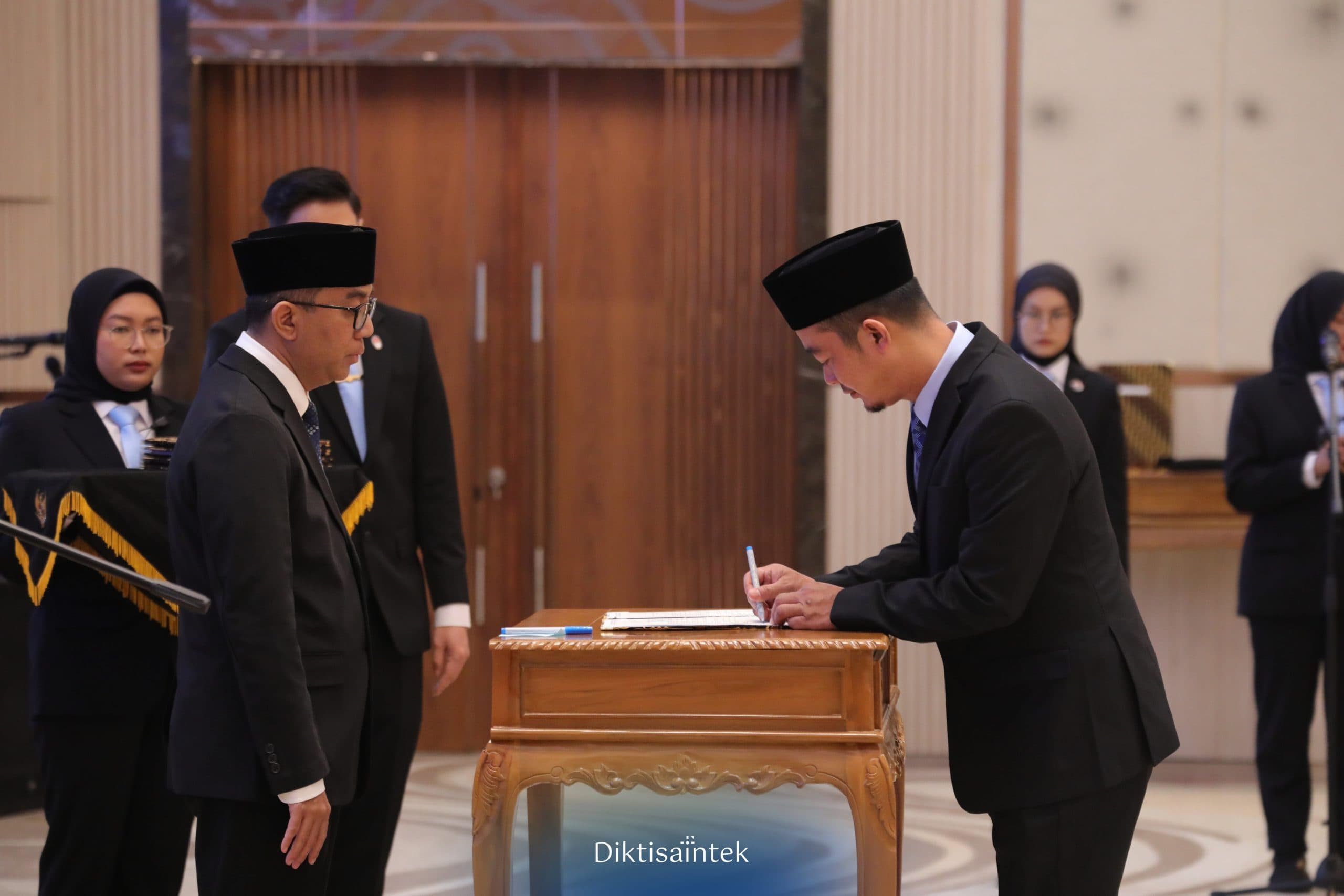 Menteri Brian Lantik Pemimpin Perguruan Tinggi Negeri dan Pejabat Kemdiktisaintek