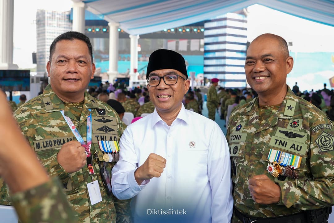 Mendiktisaintek dan Wamendiktisaintek Menghadiri Upacara HUT TNI ke-80 di Monas