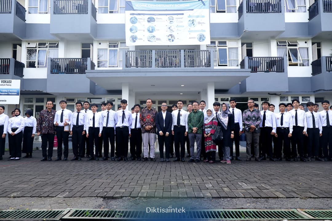 Mendiktisaintek dan Wamendiktisaintek melepas Mahasiswa UMM yang akan PKL di Jepang