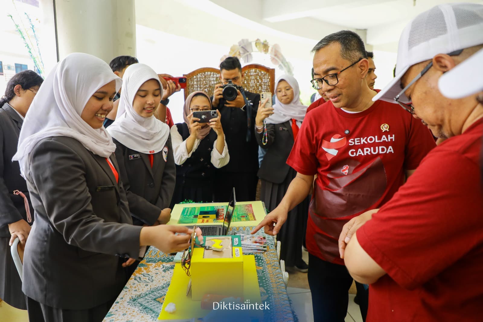 Mendiktisaintek Beri Dorongan dan Harapan Besar bagi Siswa/Siswi Sekolah Garuda