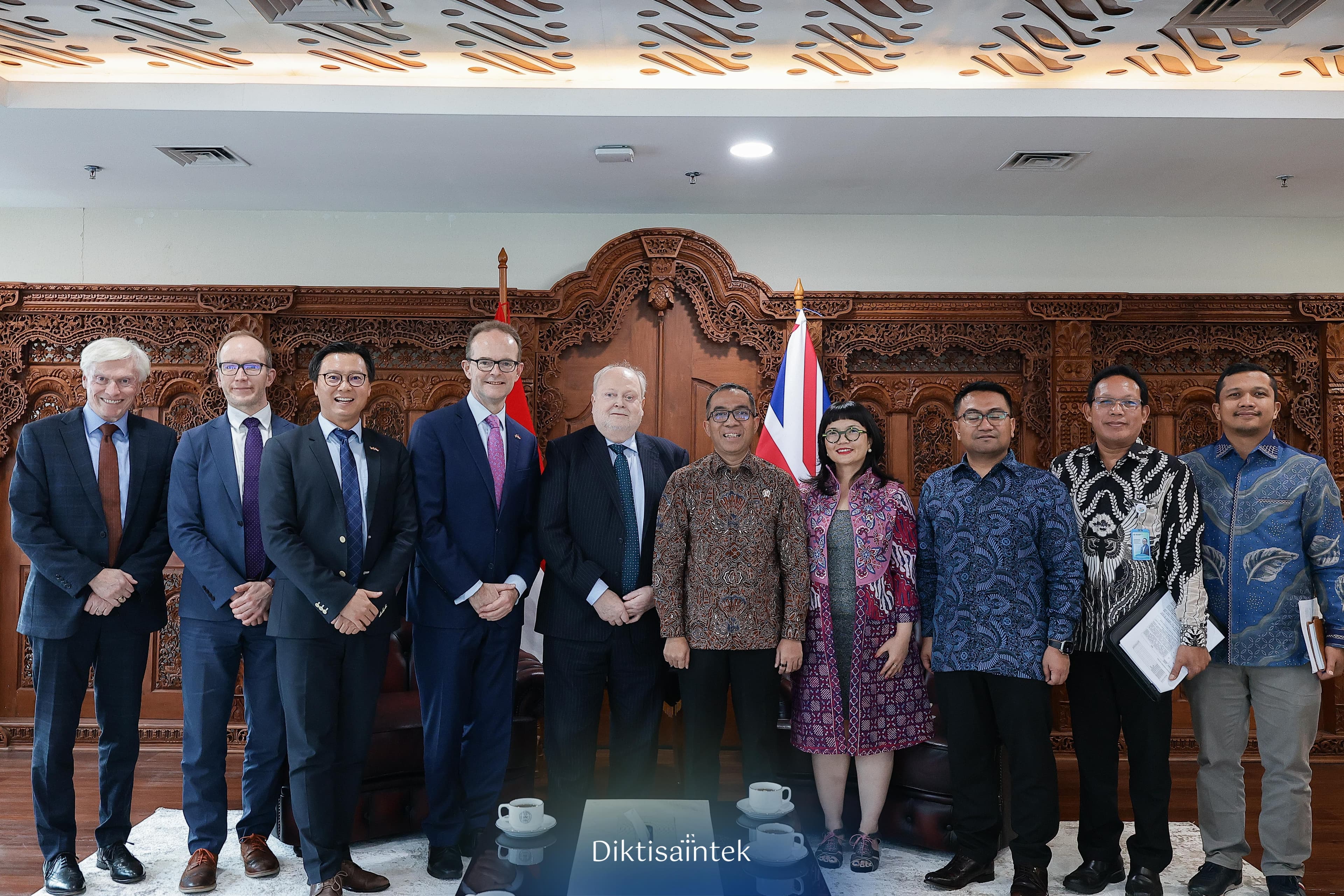 Mendiktisaintek Audiensi UK Internasional Champion