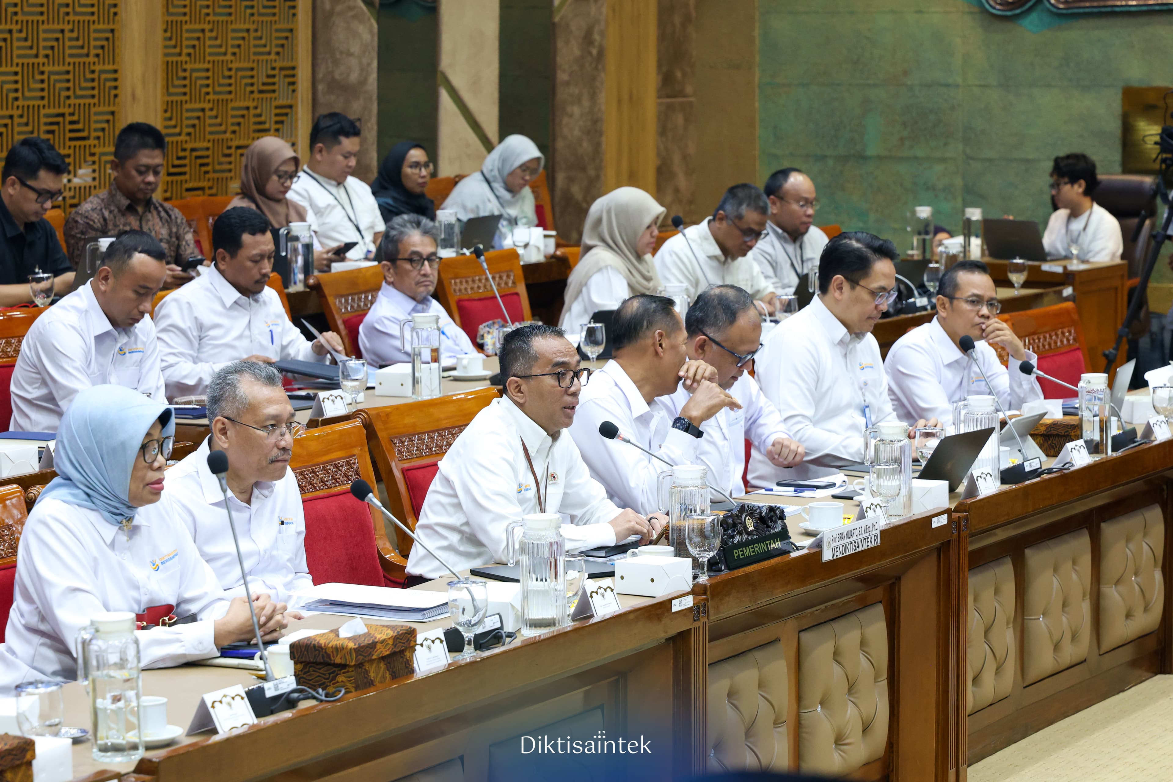 Mendiktisaintek Sampaikan Capaian 2025 dan Arah Kebijakan 2026 dalam Raker Komisi X DPR RI