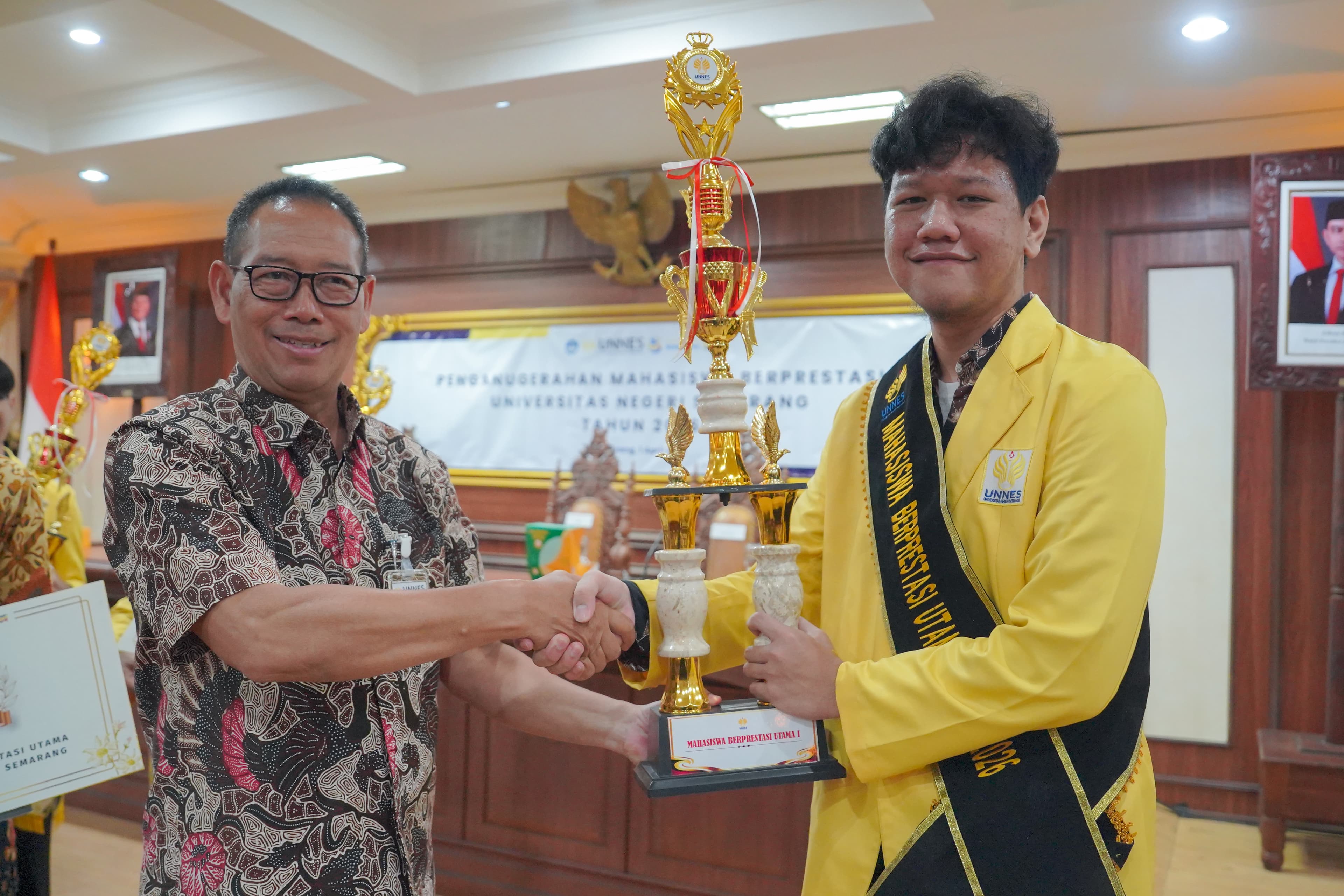 UNNES Anugerahkan Mahasiswa Berprestasi 2026, Mahasiswa Fakultas Kedokteran Raih Juara Utama