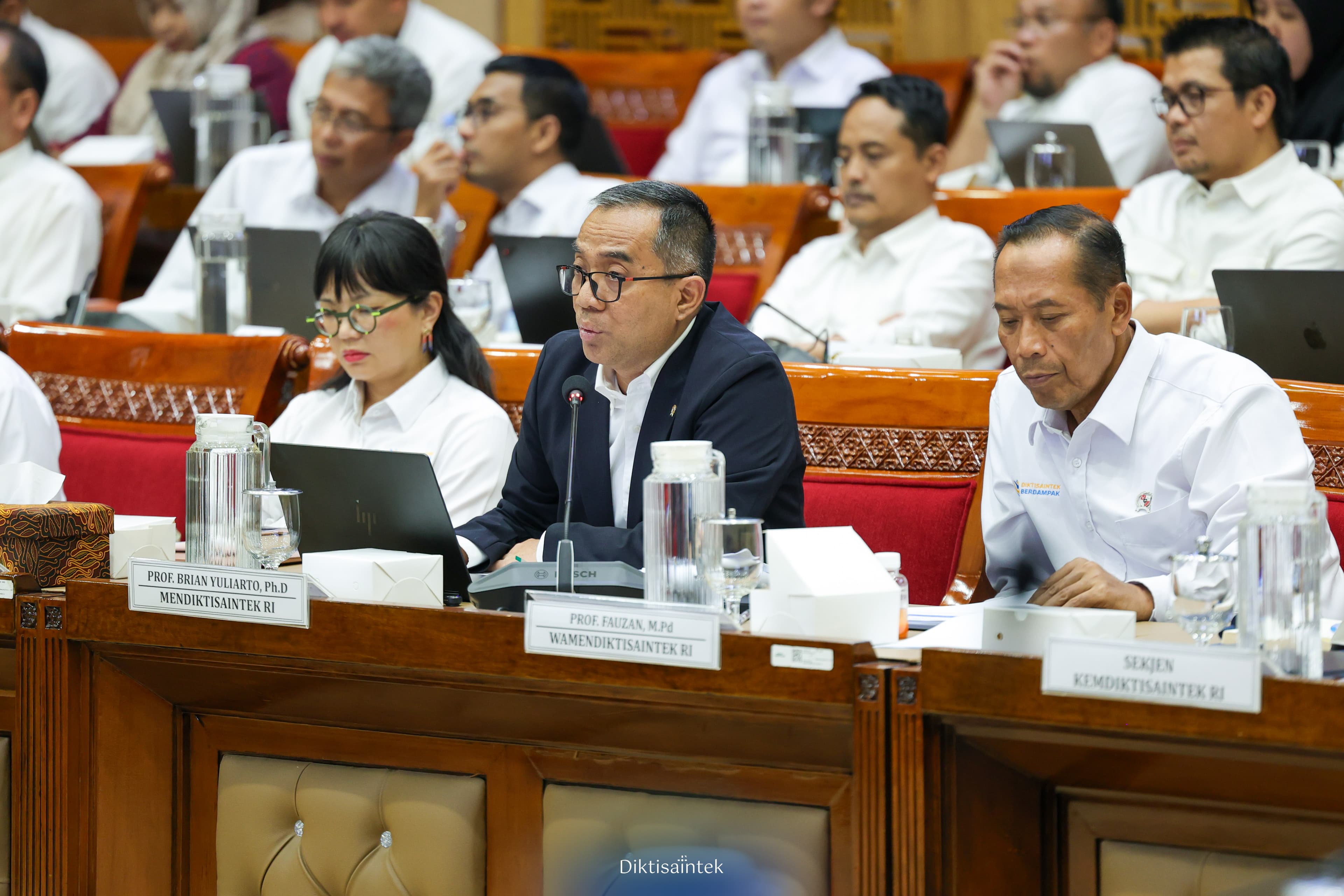 Perkuat KIP Kuliah,  Mendiktisaintek Sampaikan Penyesuaian Anggaran 2027 kepada Komisi X DPR RI
