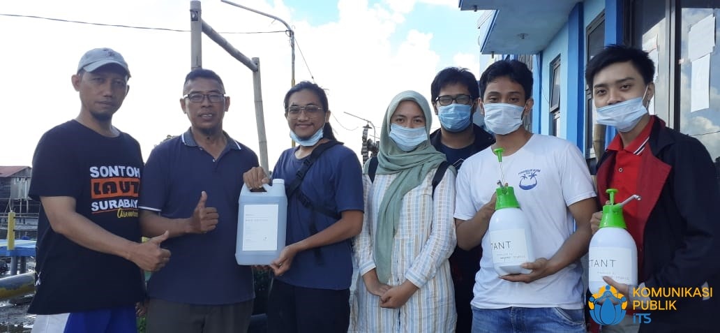 Mahasiswa ITS Semprotkan Disinfektan ke 250 Rumah di Kampung Surabaya