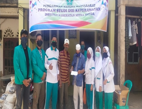 WUJUD KEPEDULIAN PRODI DIPLOMA TIGA KEPERAWATAN INSTITUT KESEHATAN MITRA BUNDA TERHADAP MASYARAKAT YANG KENA DAMPAK COVID 19 TANGGAL 22 APRIL 2020 DI TANJUNG UMA KOTA BATAM
