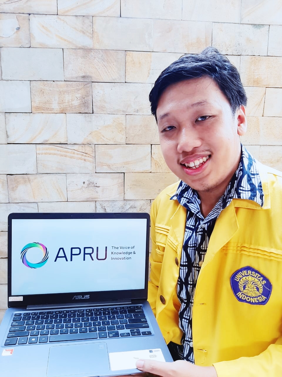 Mahasiswa FKM UI Raih Juara 2 Dunia di APRU Berkat Riset Dampak Penggunaan Laptop Saat WFH