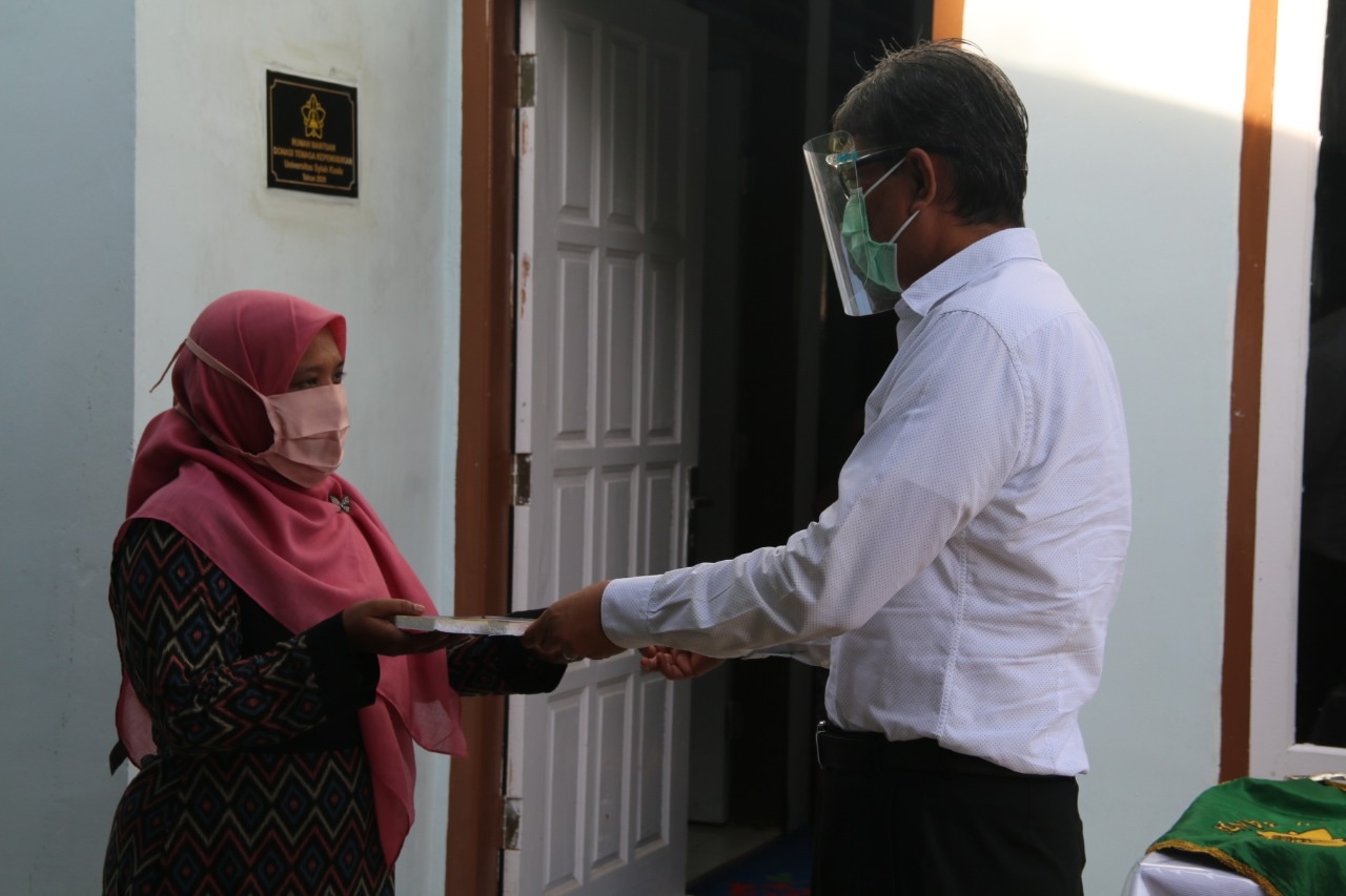 Rektor Unsyiah Serahkan Rumah Bantuan Tenaga Kepedidikan
