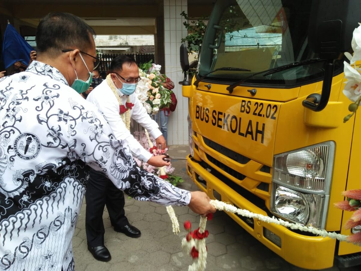 Universitas PGRI Palembang Terima Bantuan Satu Unit Bus dari Kemenhub