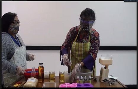 Dosen UI Edukasi Pembuatan Sabun, Batik Ikat Celup, dan Pemasaran Digital di Sumenep