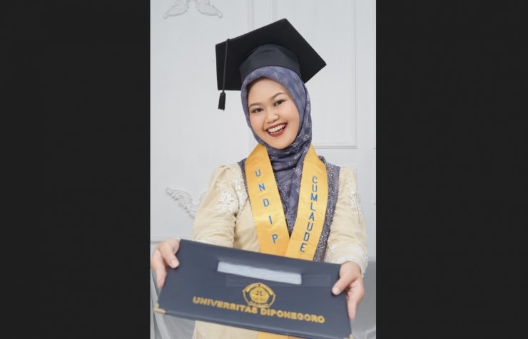 Ayu Sabrina (Wisudawan UNDIP): Setiap Orang Berhak untuk Merdeka dalam Berprestasi