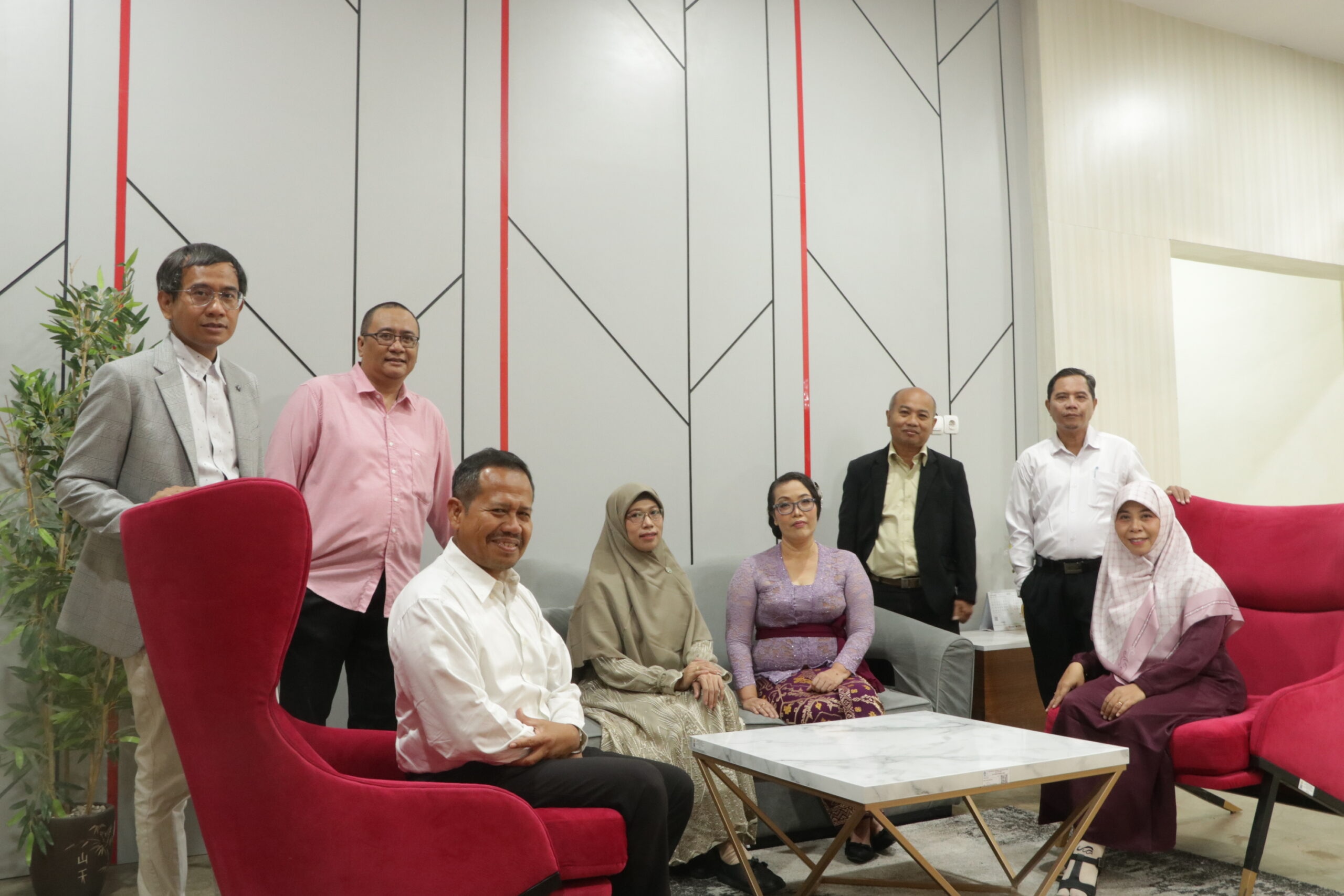 Kisah Dibalik Pengukuhan Profesor UNEJ: Mendengar Dunia Internasional dari Radio dan Desain Indeks Kustono